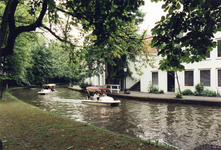 501192 Gezicht op enkele waterfietsen in de Oudegracht te Utrecht ter hoogte van de Twijnstraat aan de Werf.